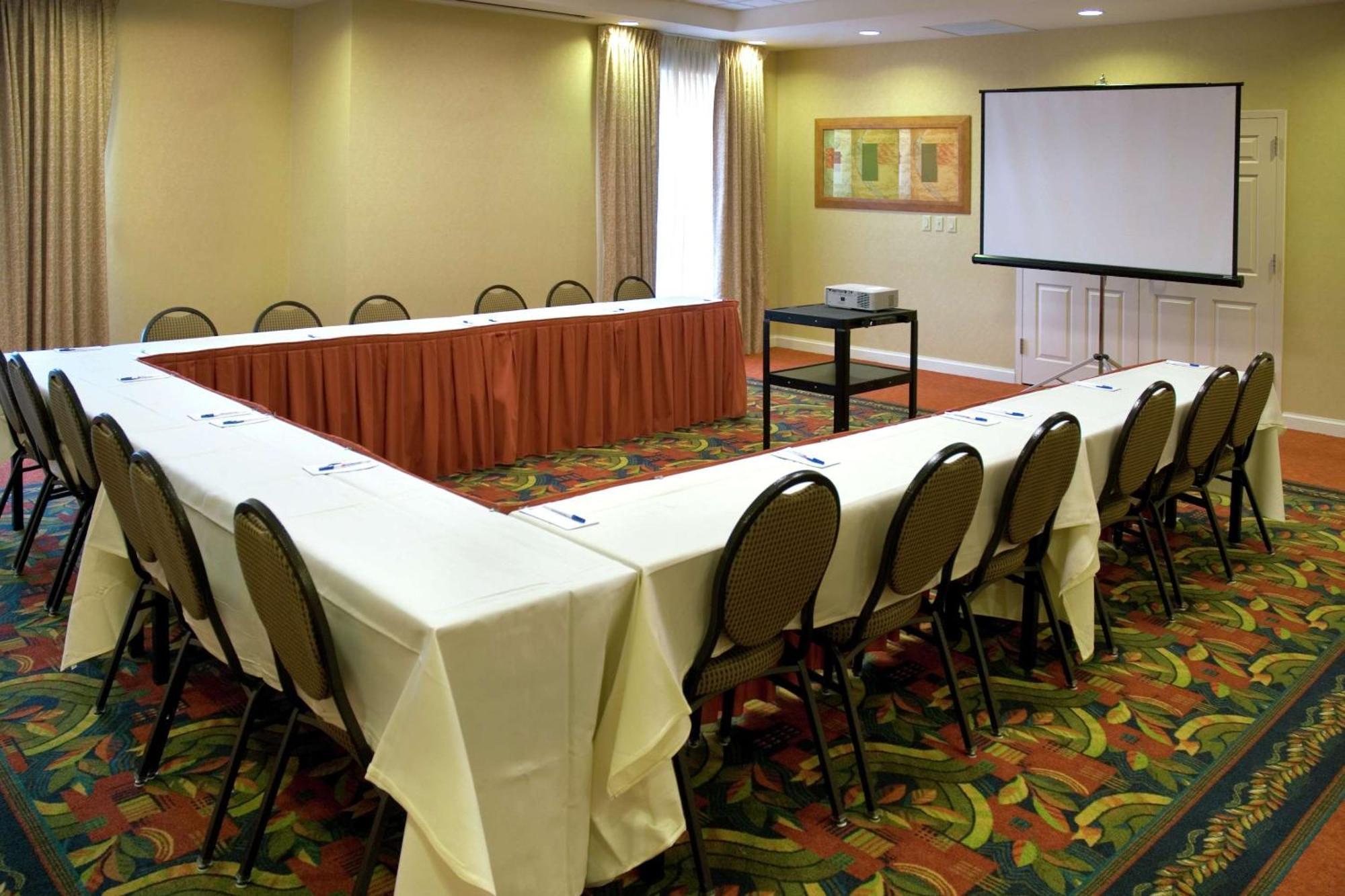 Hilton Garden Inn Newport News Esterno foto