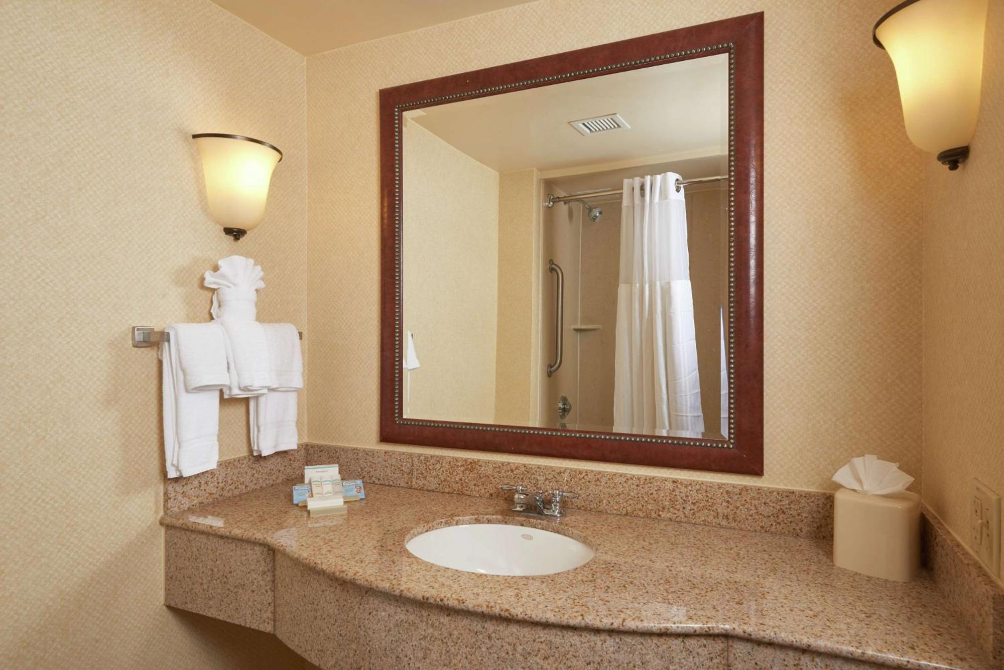 Hilton Garden Inn Newport News Esterno foto