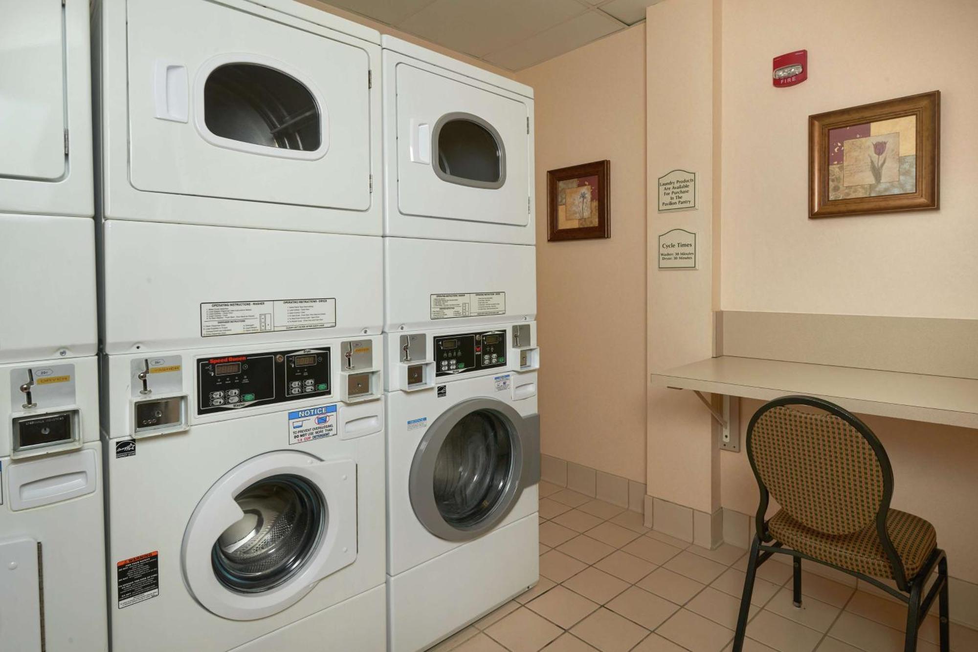 Hilton Garden Inn Newport News Esterno foto